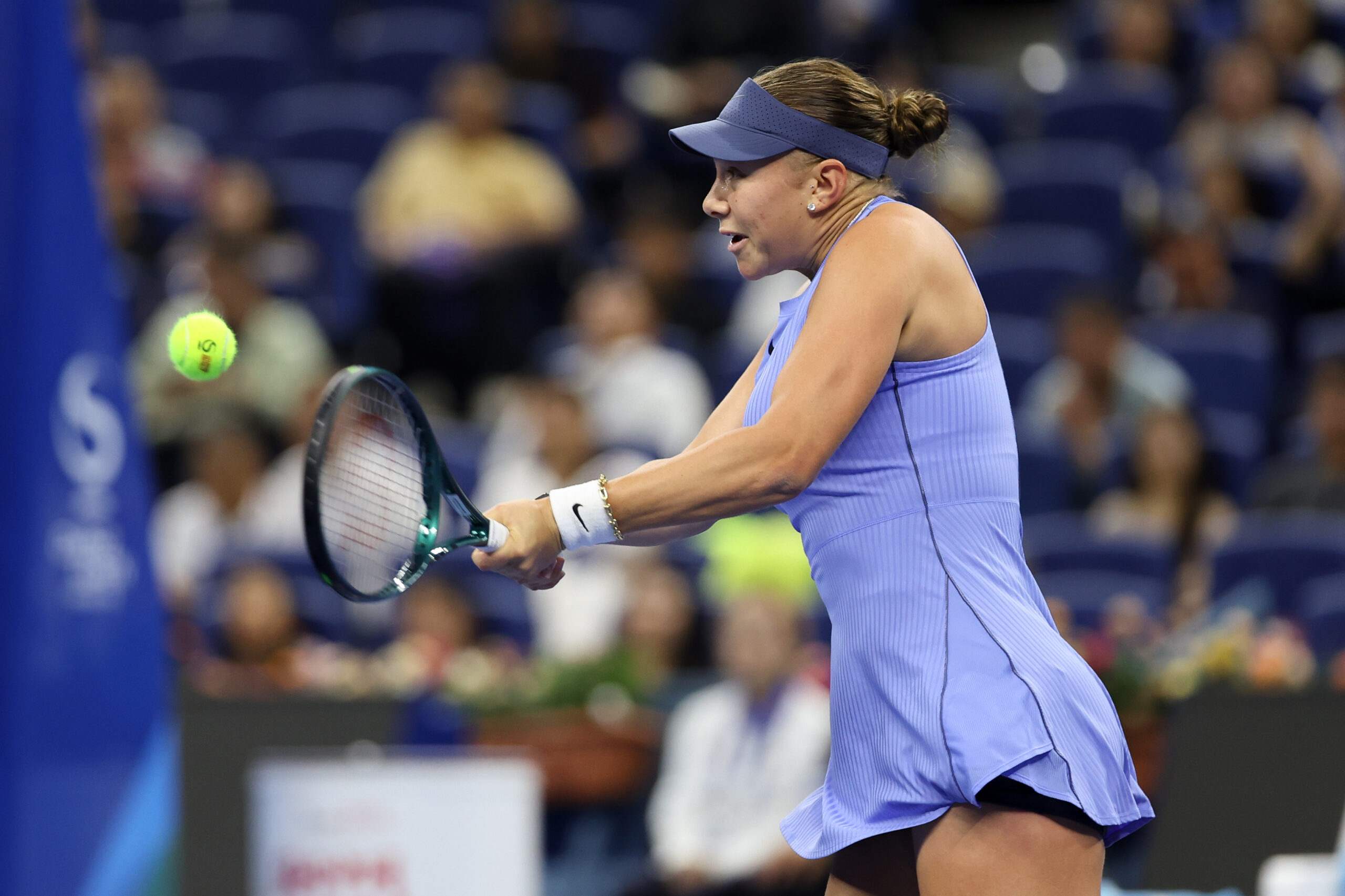 Amanda Anisimova rallies past Muchova to reach Beijing quarterfinals