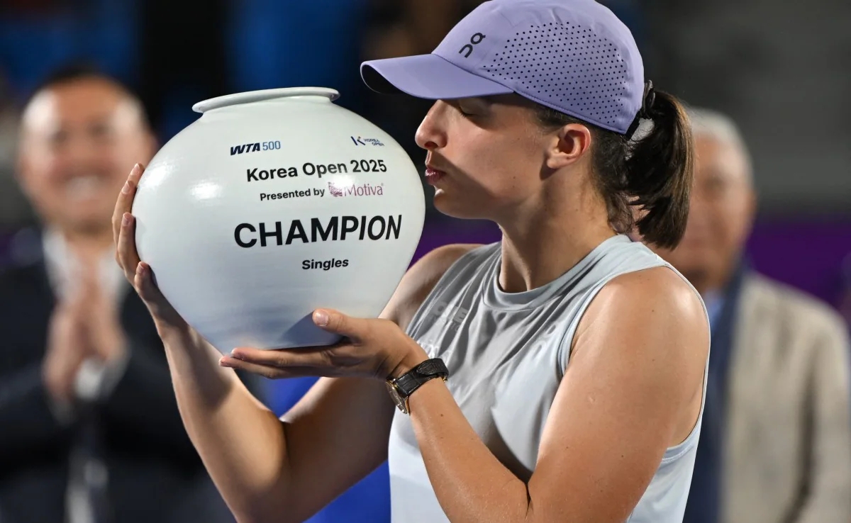 Iga Swiatek survives thriller in Seoul to claim 25th career title