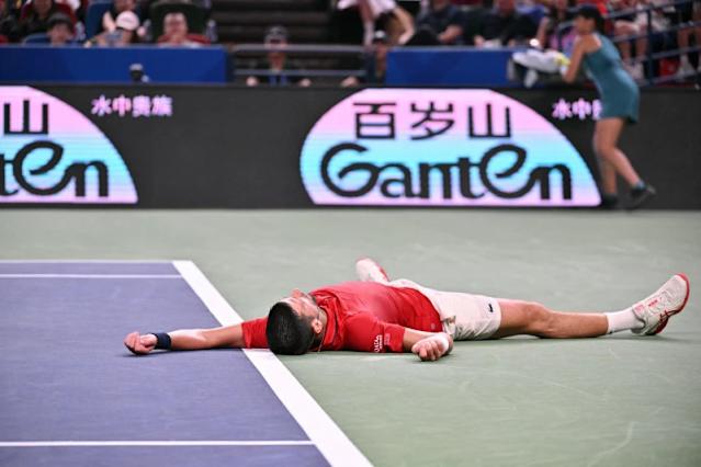 Novak Djokovic defies heat and pain to reach Shanghai quarterfinals